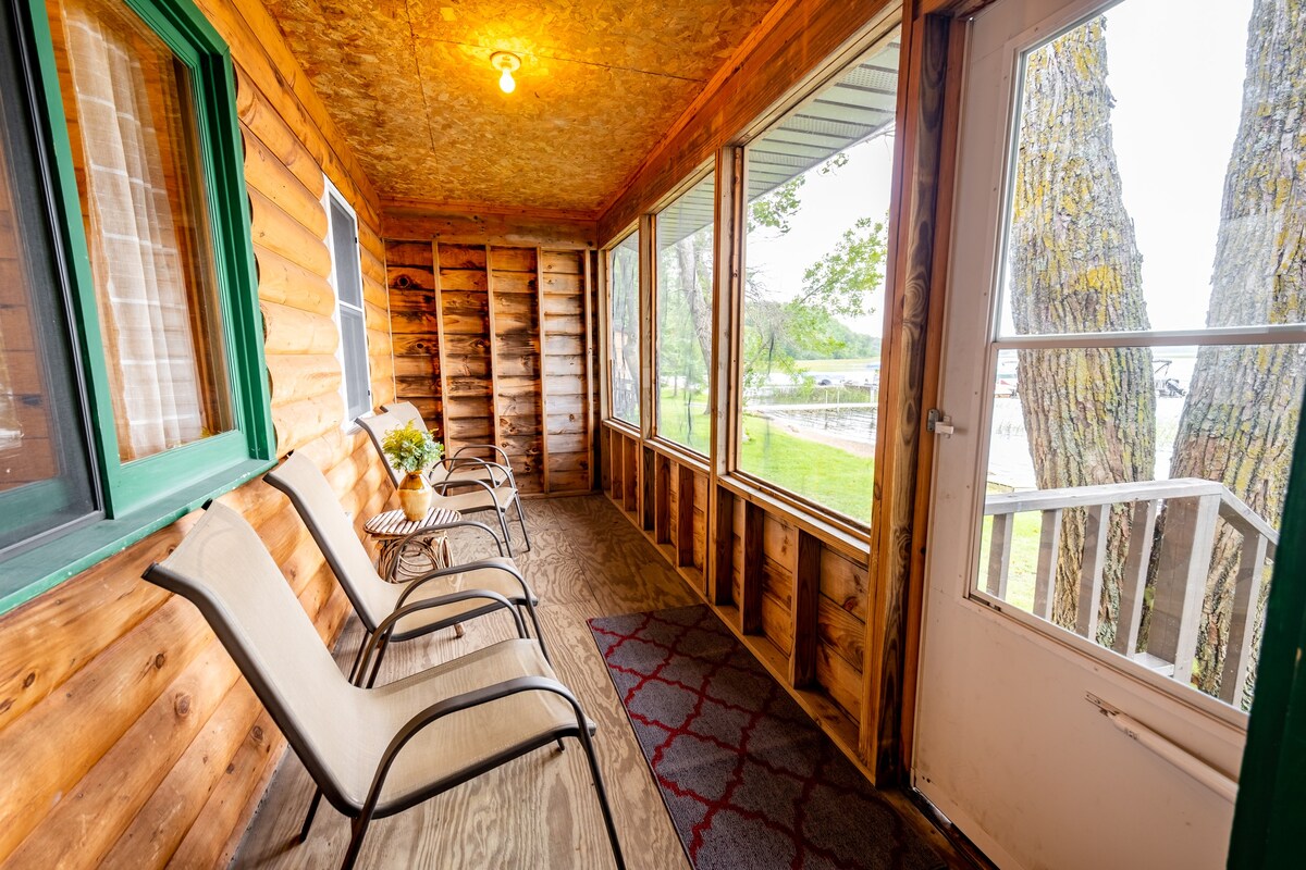 Charming Bluegill cabin w/ screened porch (Resort)