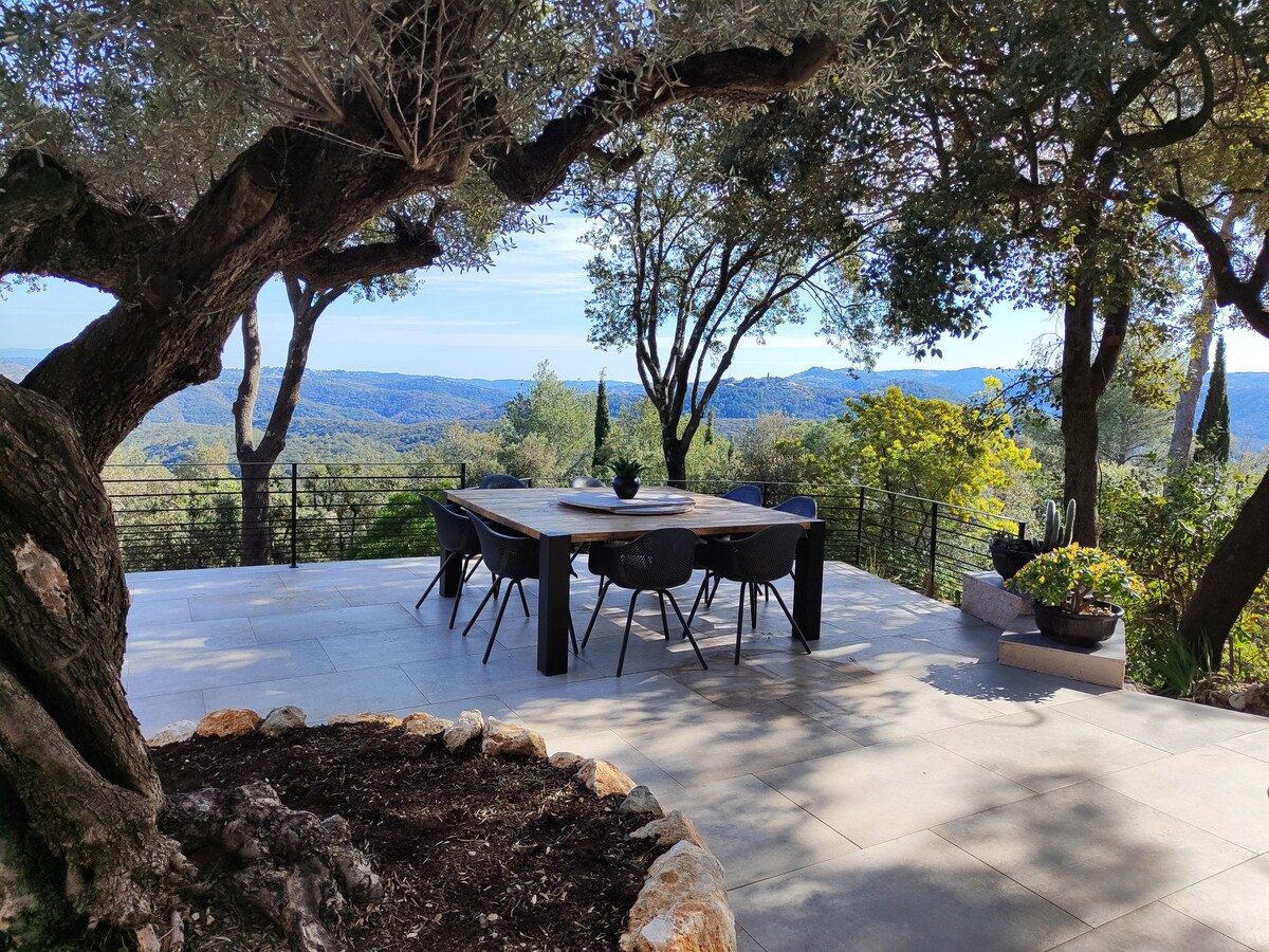 Piscine à débordement superbe vue maison atypique