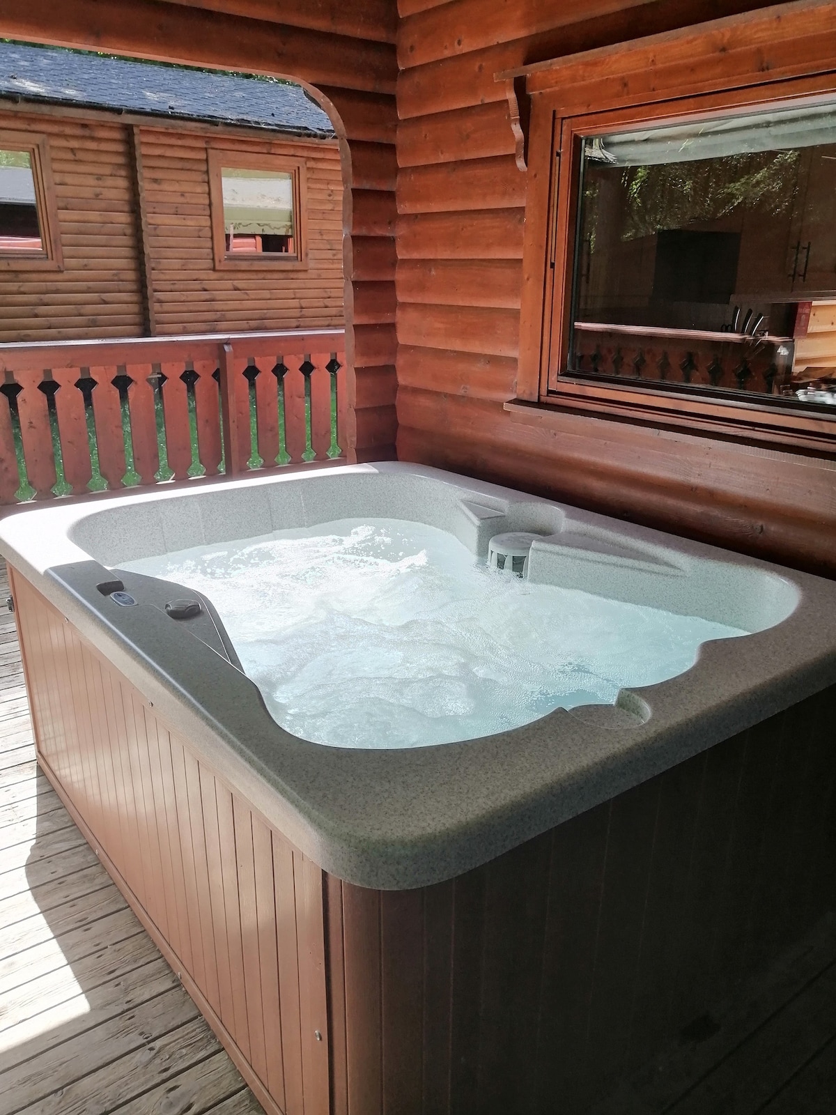 Hawthorn Lodge - Woodland Cabin with Hot Tub