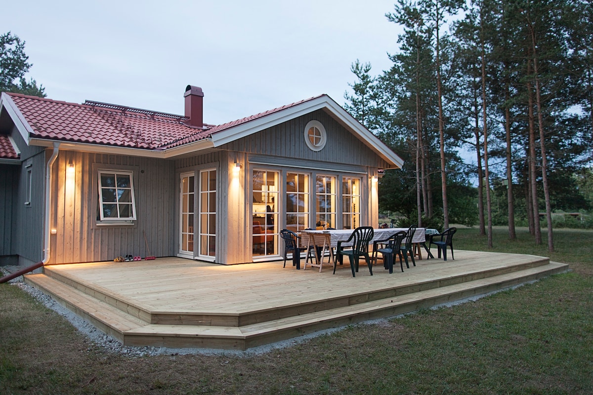 Mysigt sommarhus med stor skogstomt