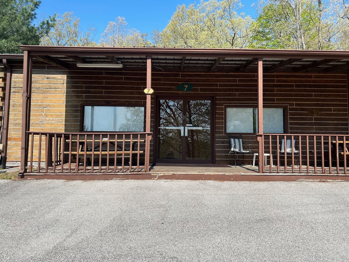 Adjoining Cabin #7B at Patoka 4 Seasons Resort