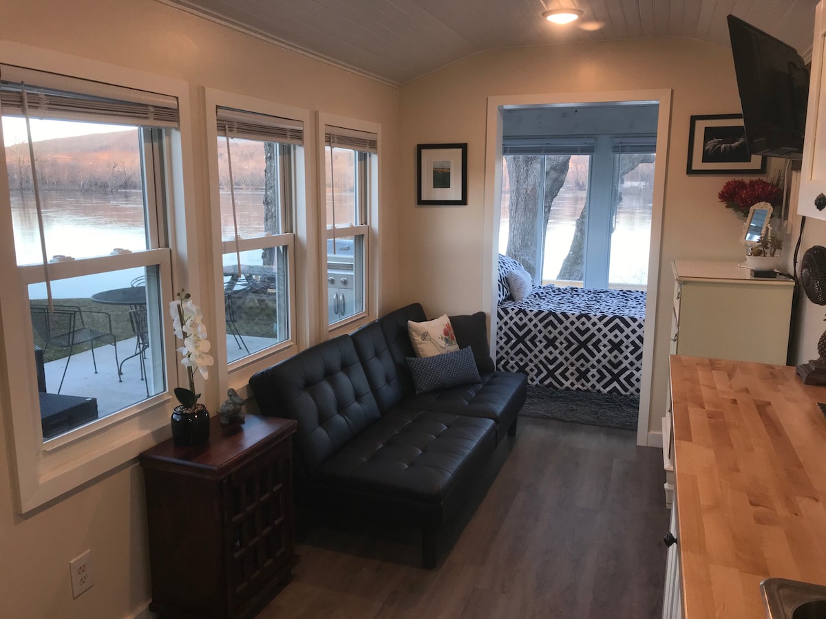 Riverbreeze Retreat-Tiny House on Waterfront-AC