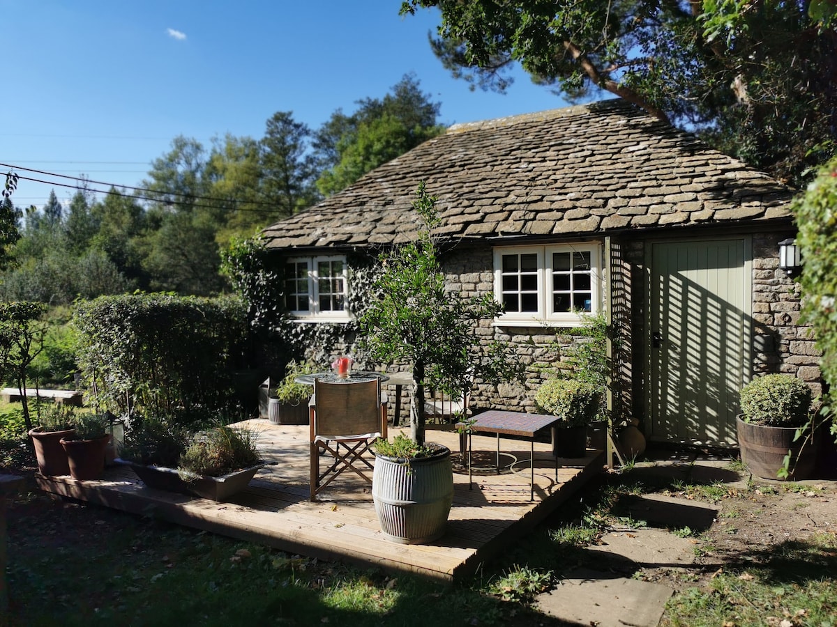 Rodden River cabin on the edge of Frome, Somerset