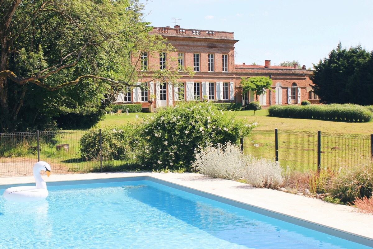 Ch. d'hôte triple dans Château XVIIIe avec piscine