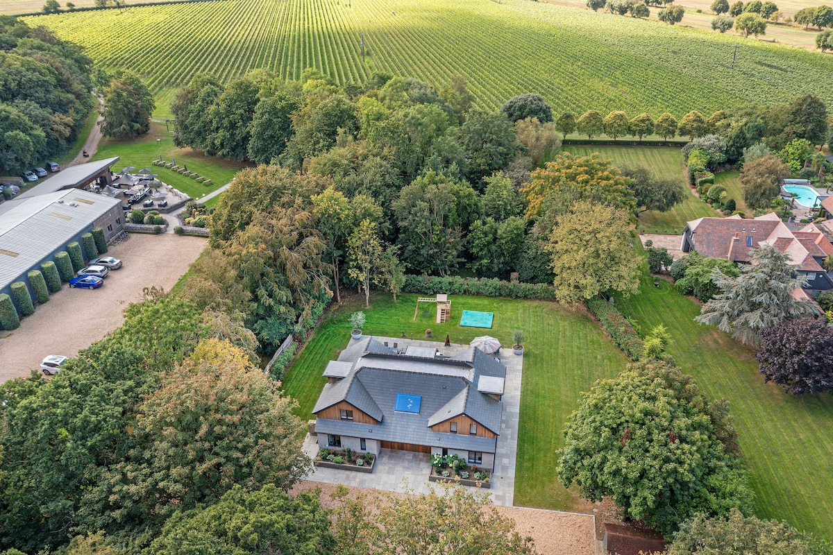Beautiful brand new large villa on Vineyard