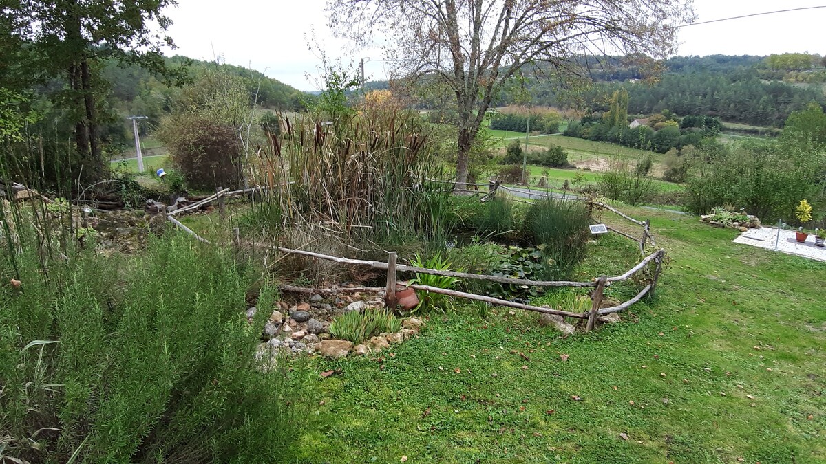 La Luciole, entre pierres et nature..