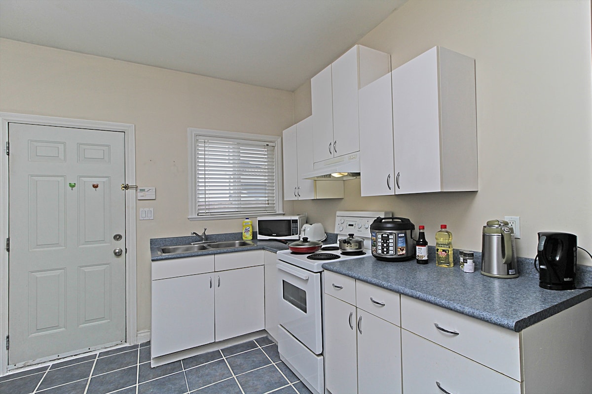 Independent unit suite your own entrance & kitchen