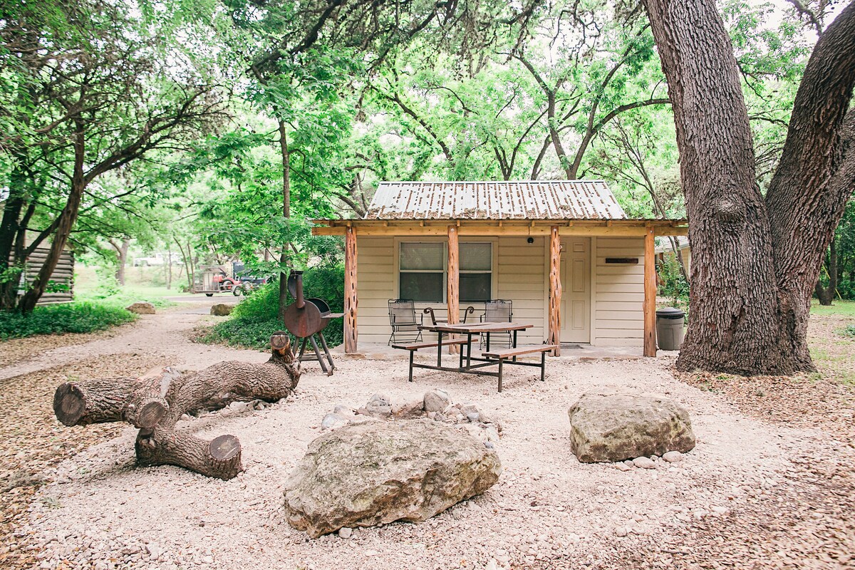 舒适的小木屋、火坑、德克萨斯州最好的游泳洞