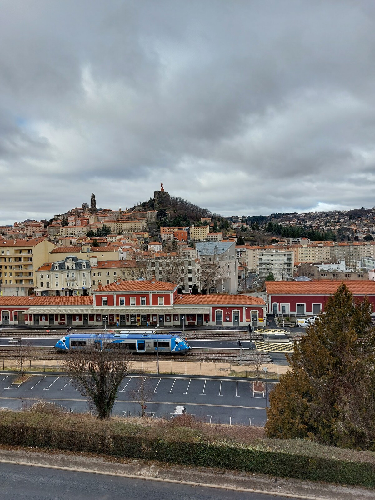 Chambre dans le Puy très proche gare avec vue