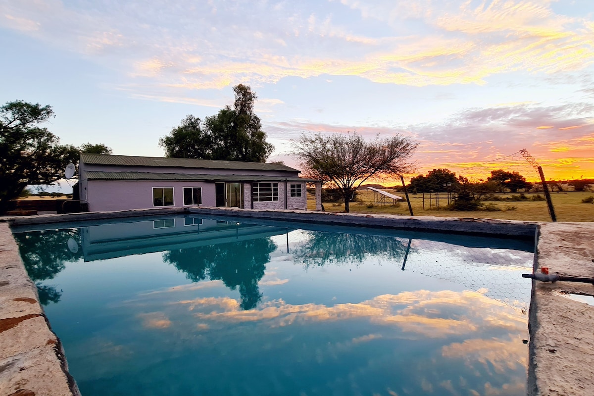 Voorspoed farmhouse with a Africa sunset view!