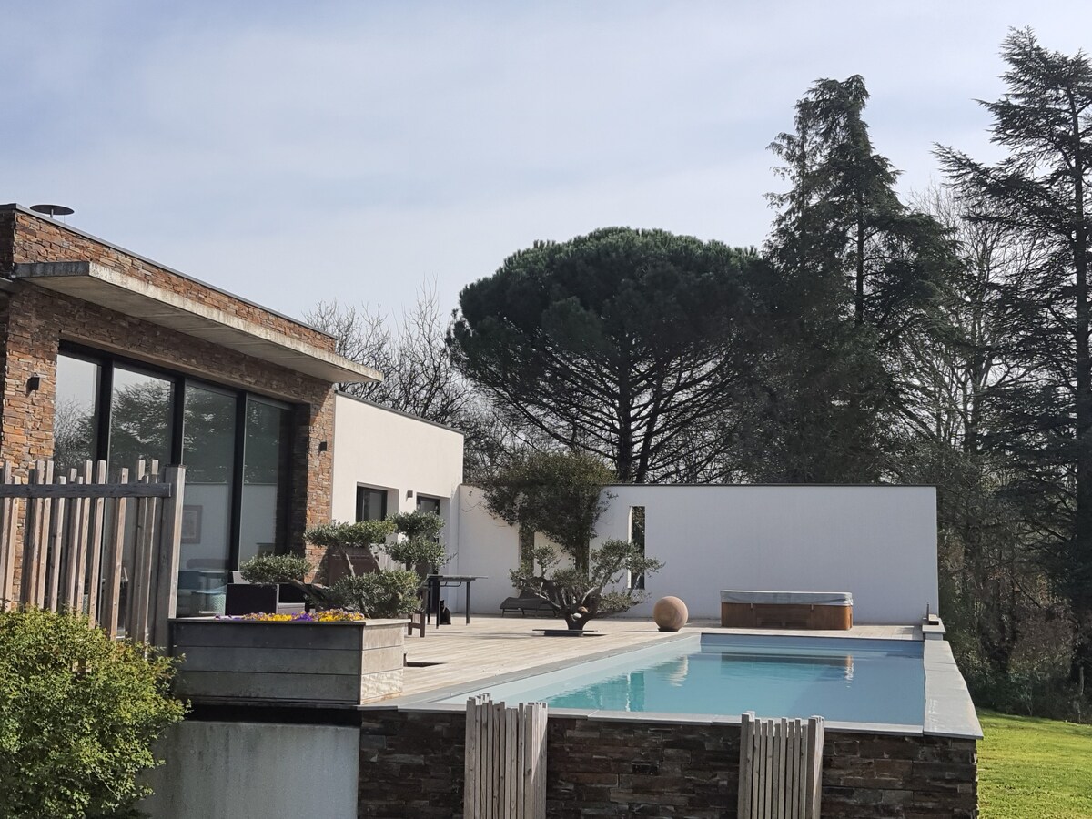 Villa contemporaine avec piscine, spa et billard