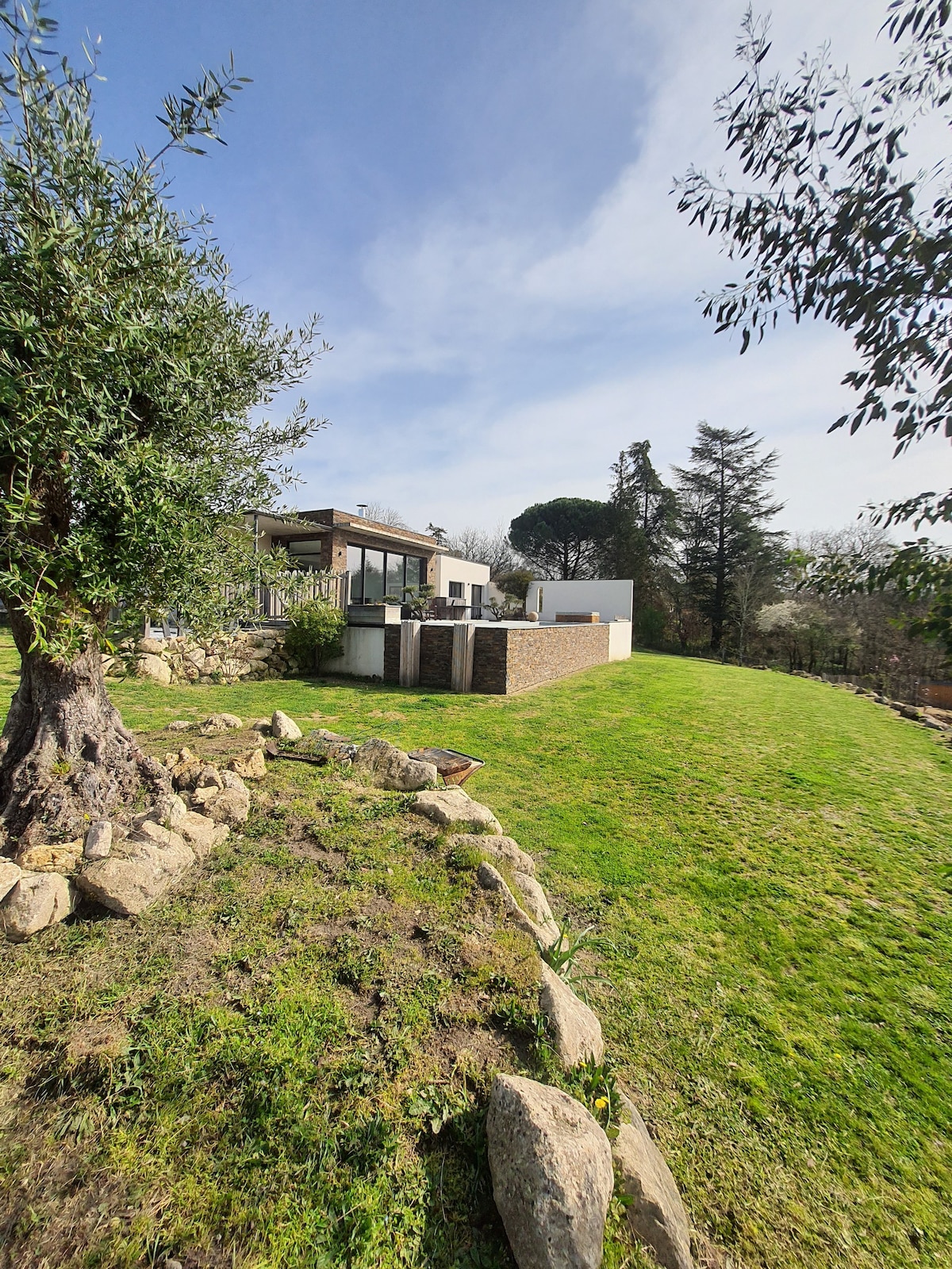 Villa contemporaine avec piscine, spa et billard