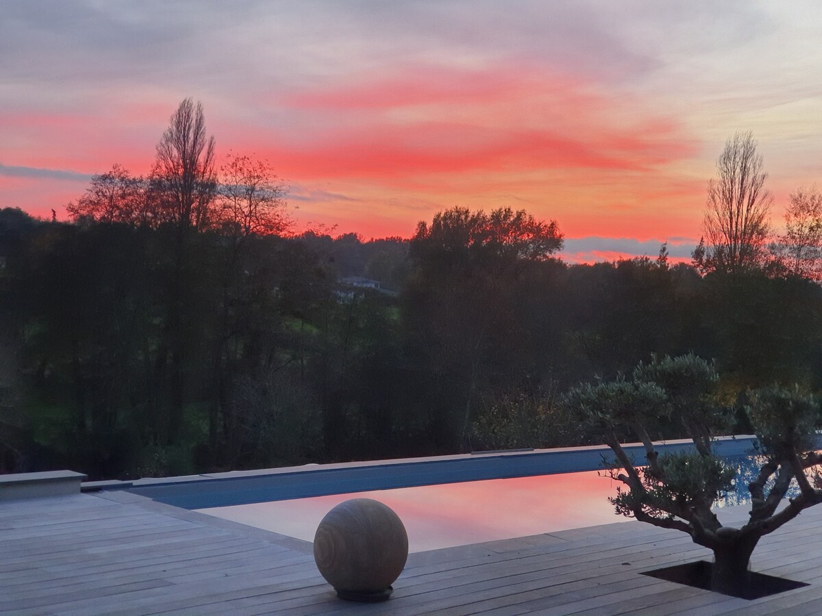 Villa contemporaine avec piscine, spa et billard