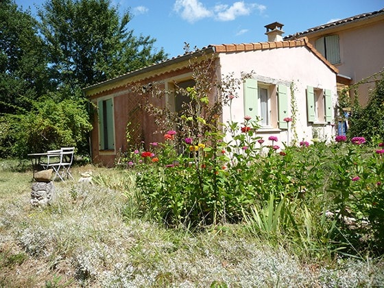 Jolie maisonnette de plein-pied avec la nature