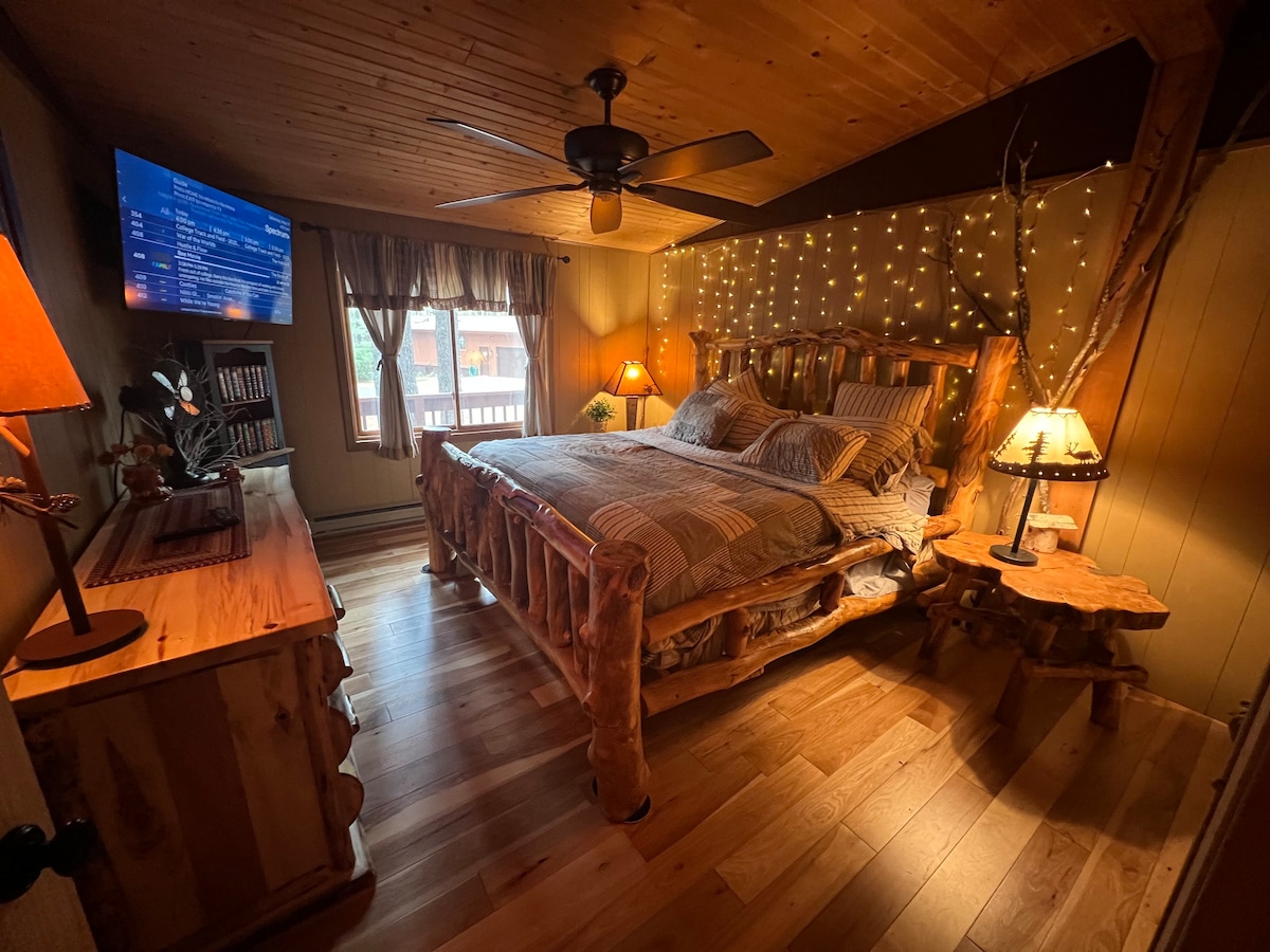 德尔顿湖（ Lake Delton ）的湖景双卧室小木屋