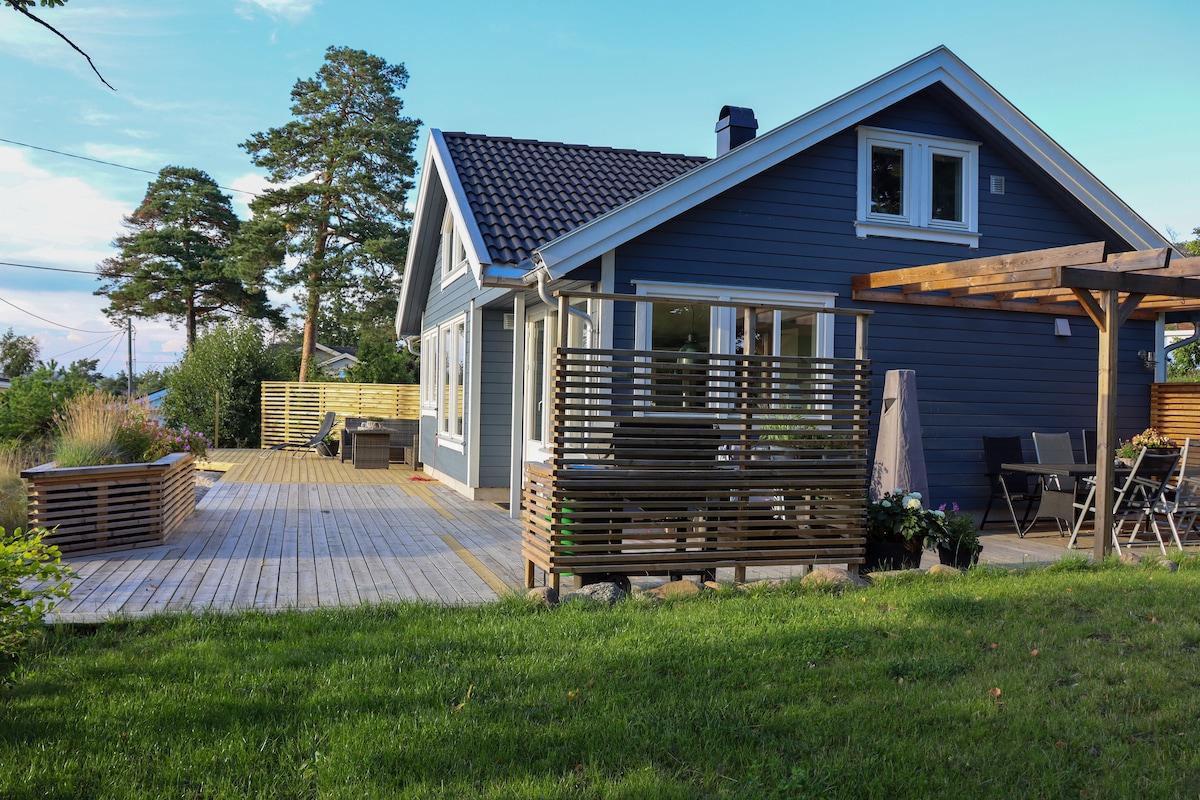 Nyoppført hytte med sjøutsikt, kort vei til strand