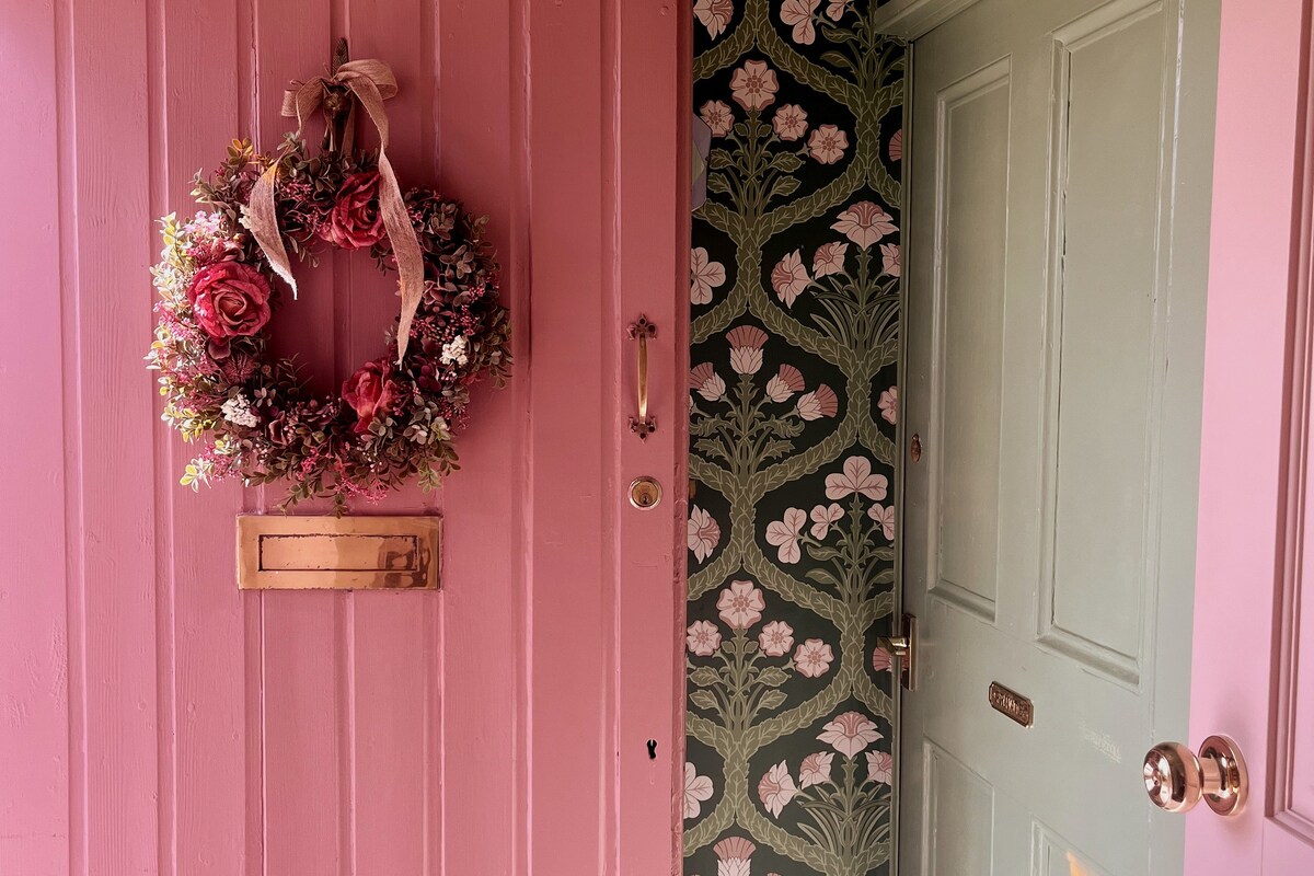 The Pink Cottage (upstairs suite) & Secret Garden