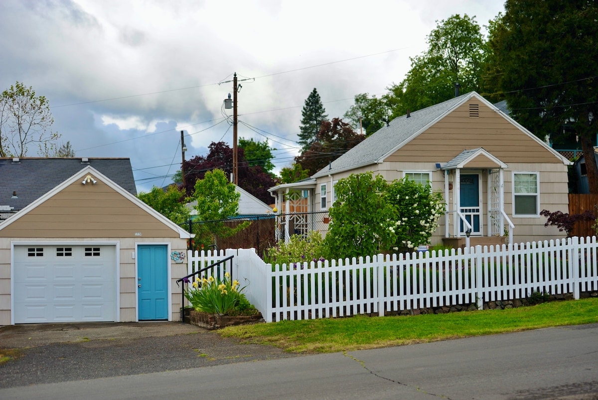 Bella 's Cozy Cottage ，整套房子供院子使用