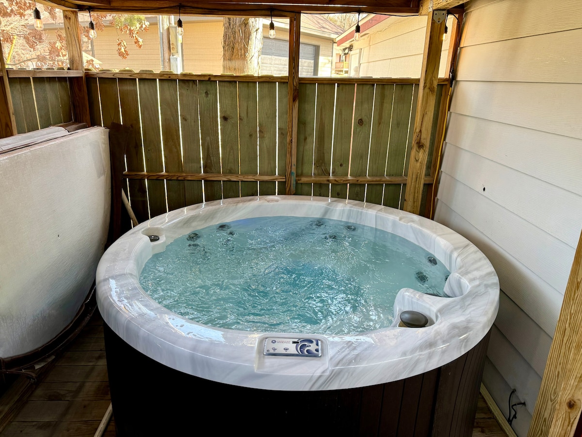 Private Hot Tub and Fire Pit - Sadie's Cottage