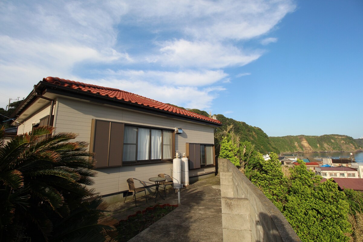 步行5分钟即可抵达冈田港（ Okada Port ） ，这是一栋可俯瞰大海和富士山全景的独立出租房　