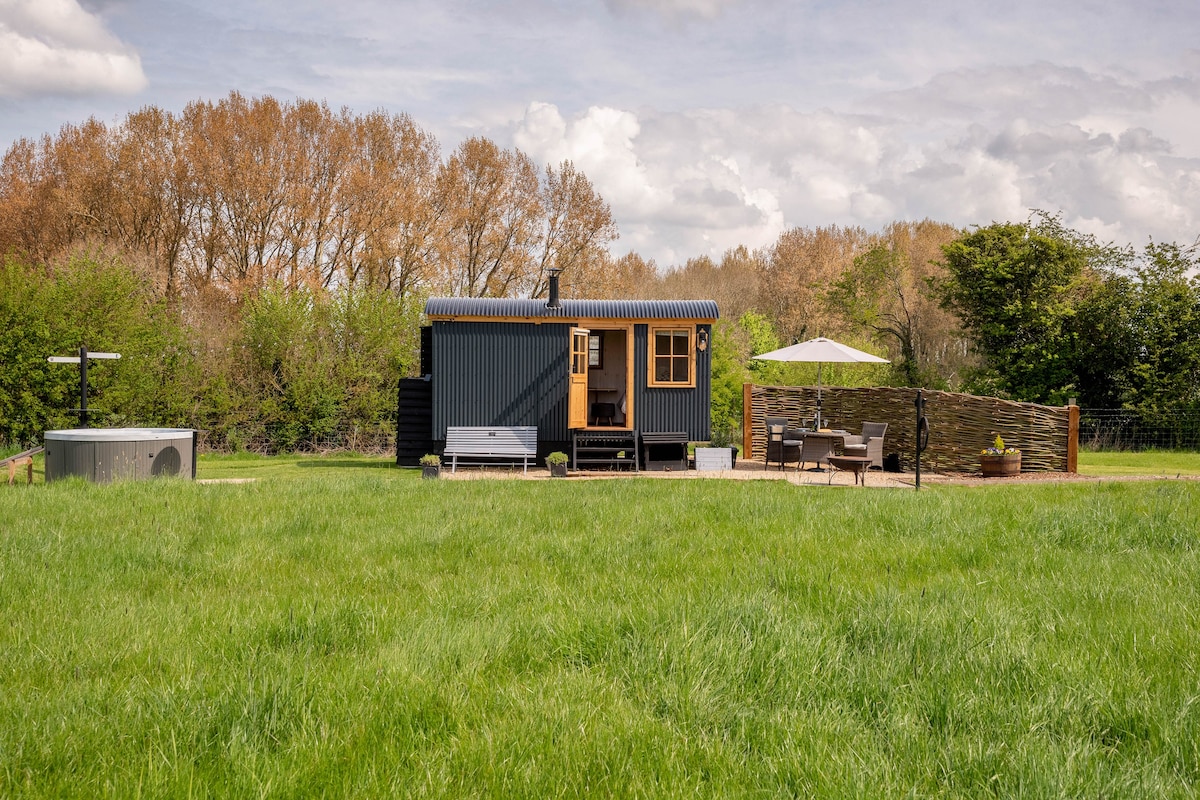 「Santina」牧羊人小屋，配备热水浴缸和开放式景观