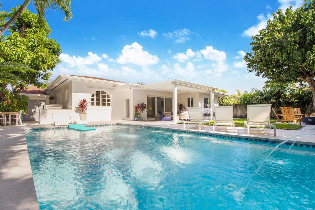 ★Heated Salt Water Pool★Outdoor Kitchen★1GB★3 Car★