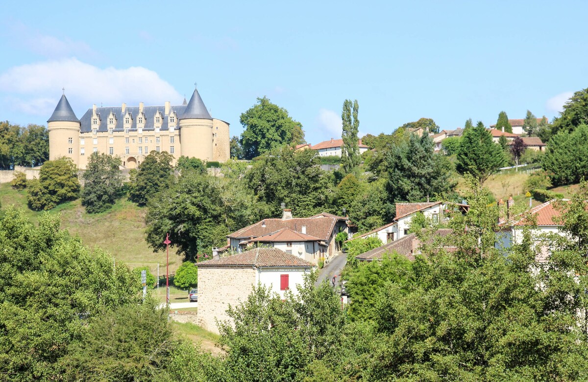 Historic gite at foot of chateau near town centre