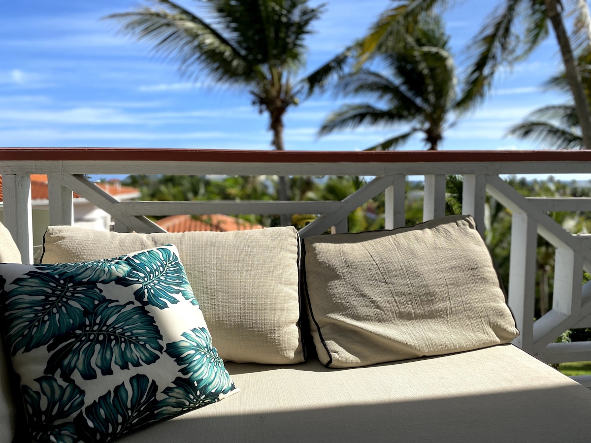 Poolside Condo w/ Wraparound Balcony & Ocean View