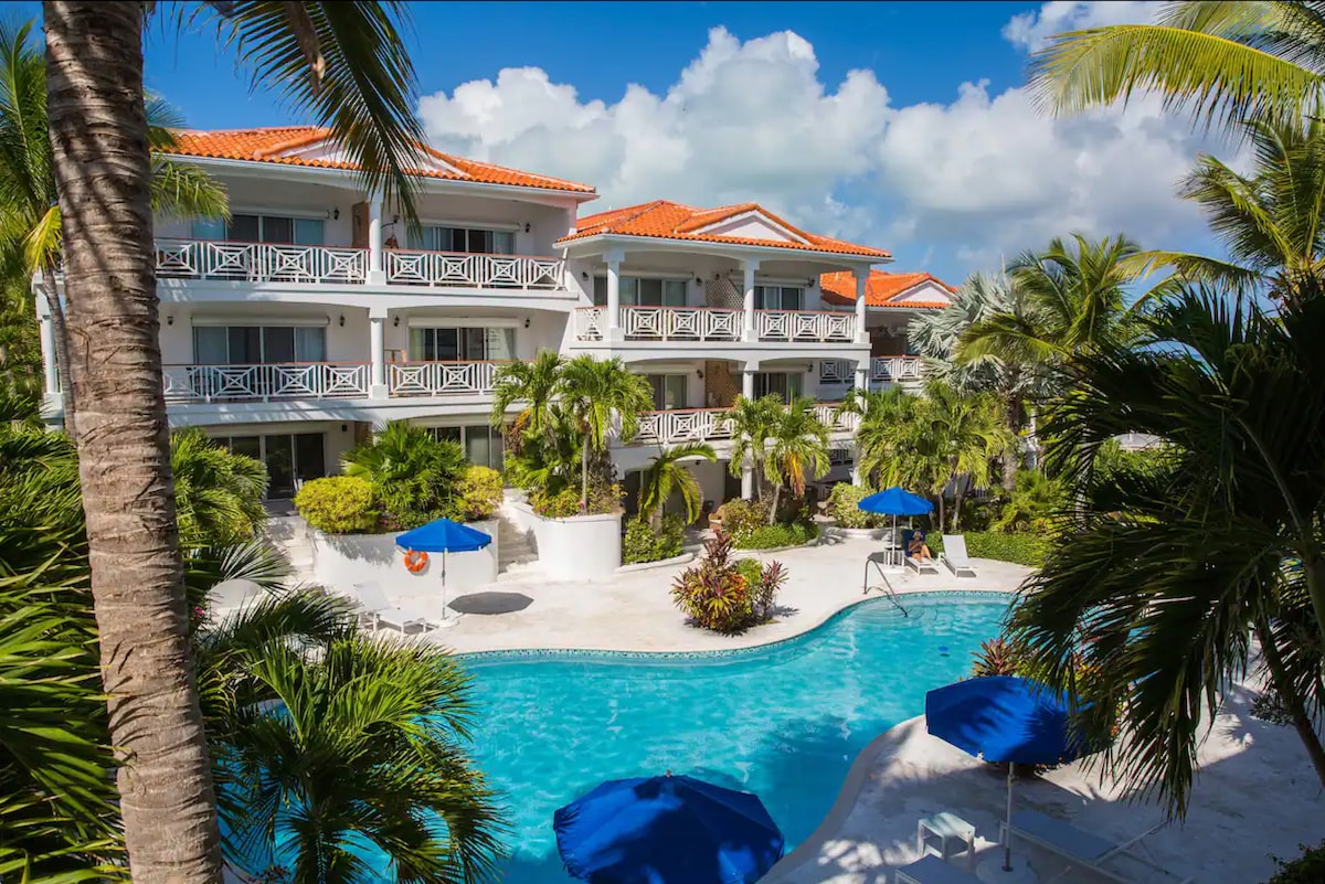 Poolside Condo w/ Wraparound Balcony & Ocean View