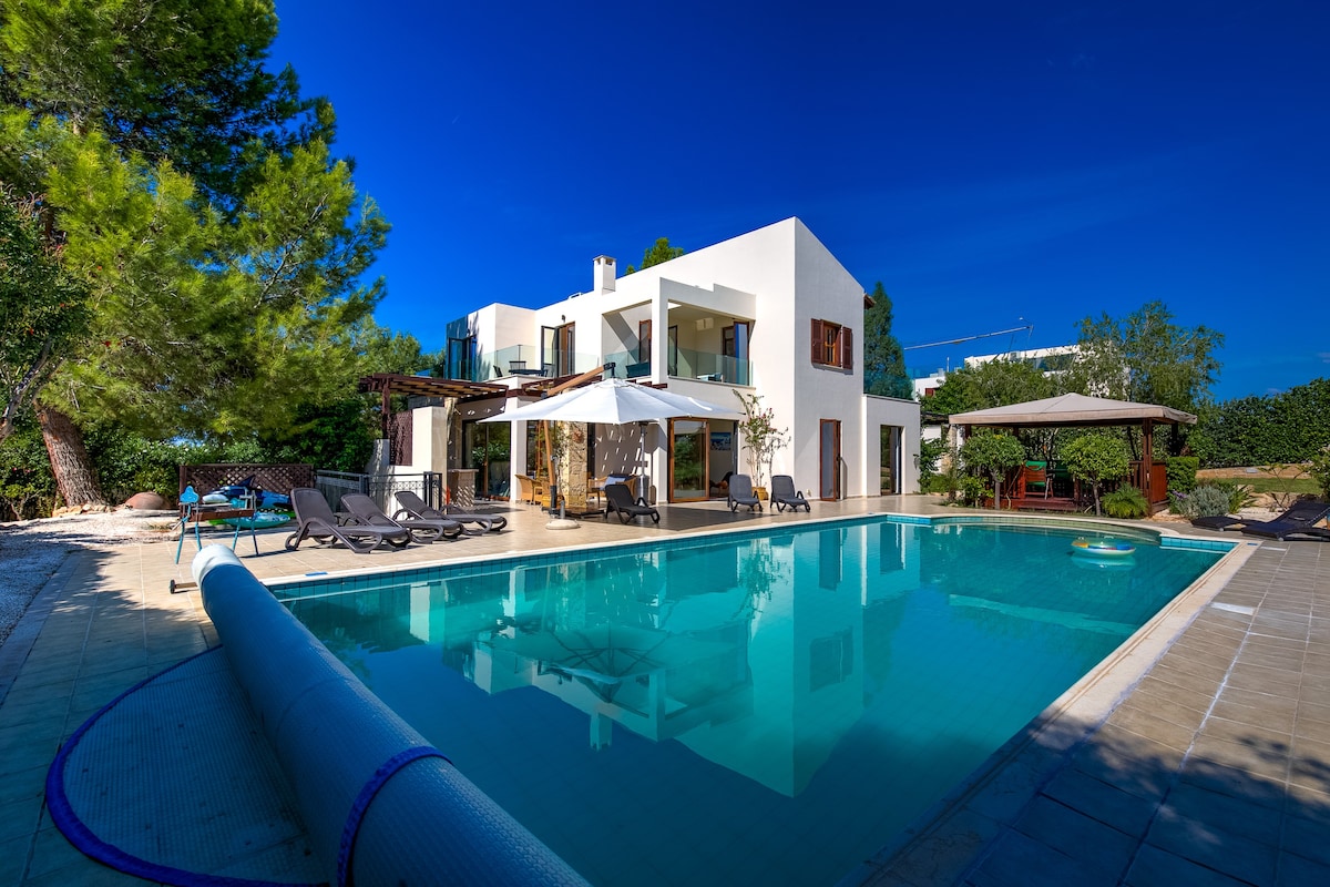 Villa Eleaina  5 Bed luxury with  heated pool.