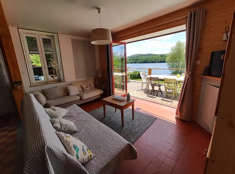 Maison les pieds dans l'eau, unique en Morvan