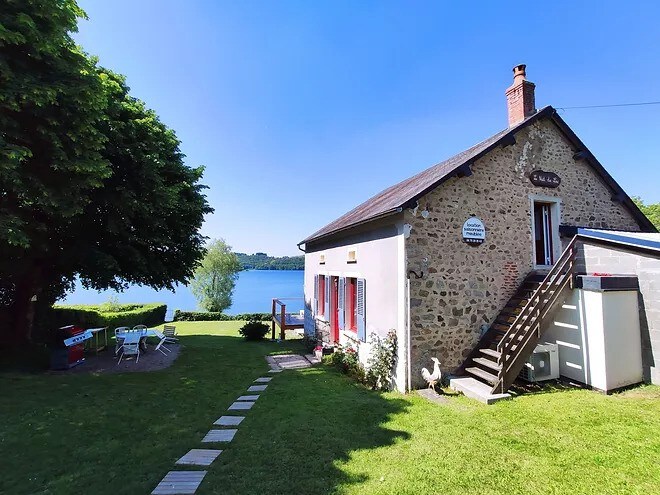 Maison les pieds dans l'eau, unique en Morvan