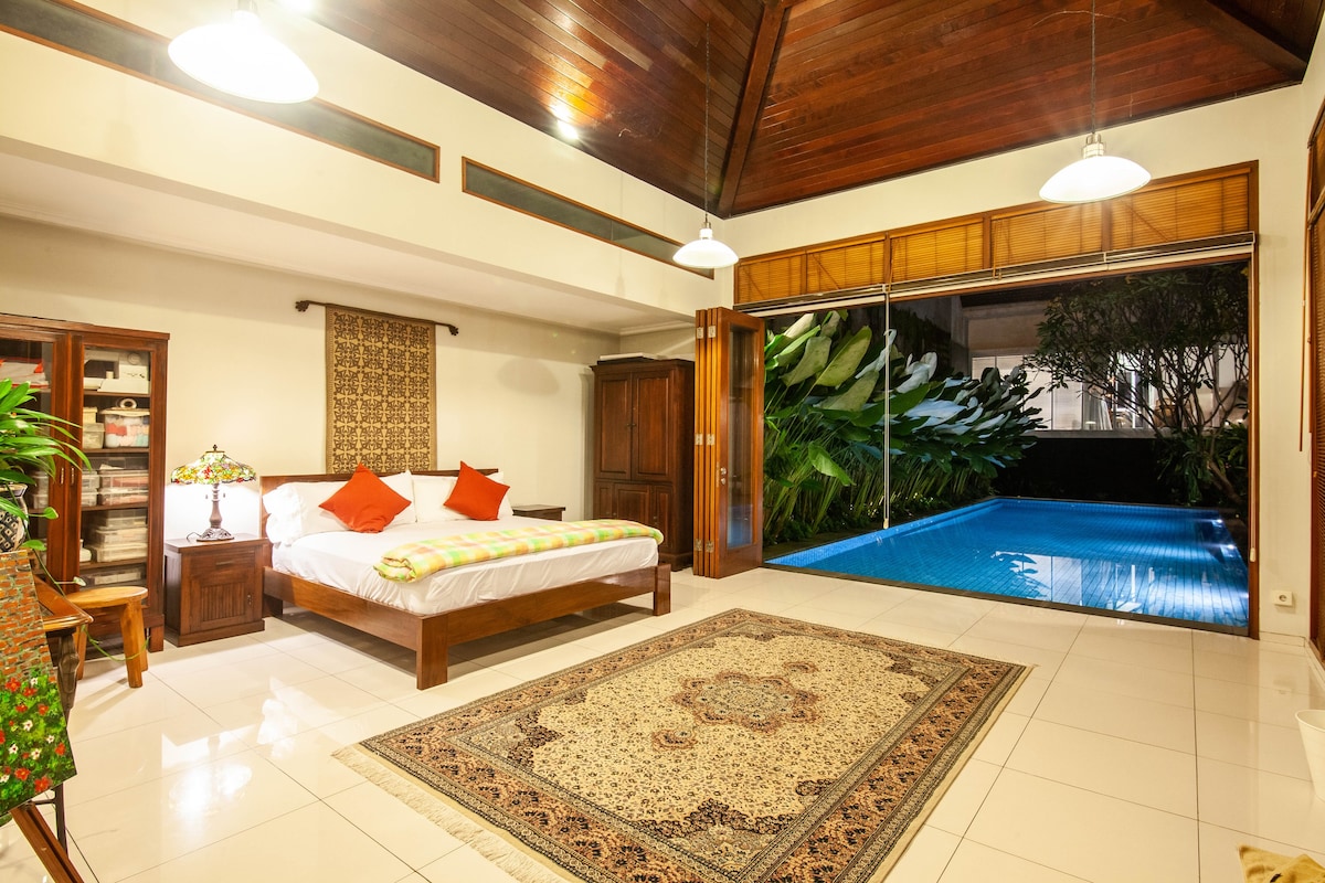 Luxury 2-BR Private Pool, Near Pondok Indah Mall