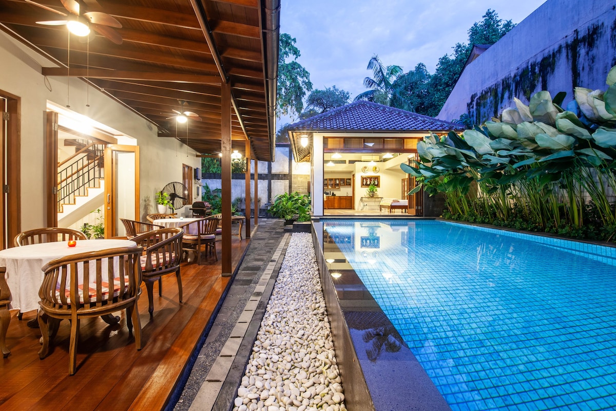 LUXE 2-BR Private Pool, Near Pondok Indah Mall