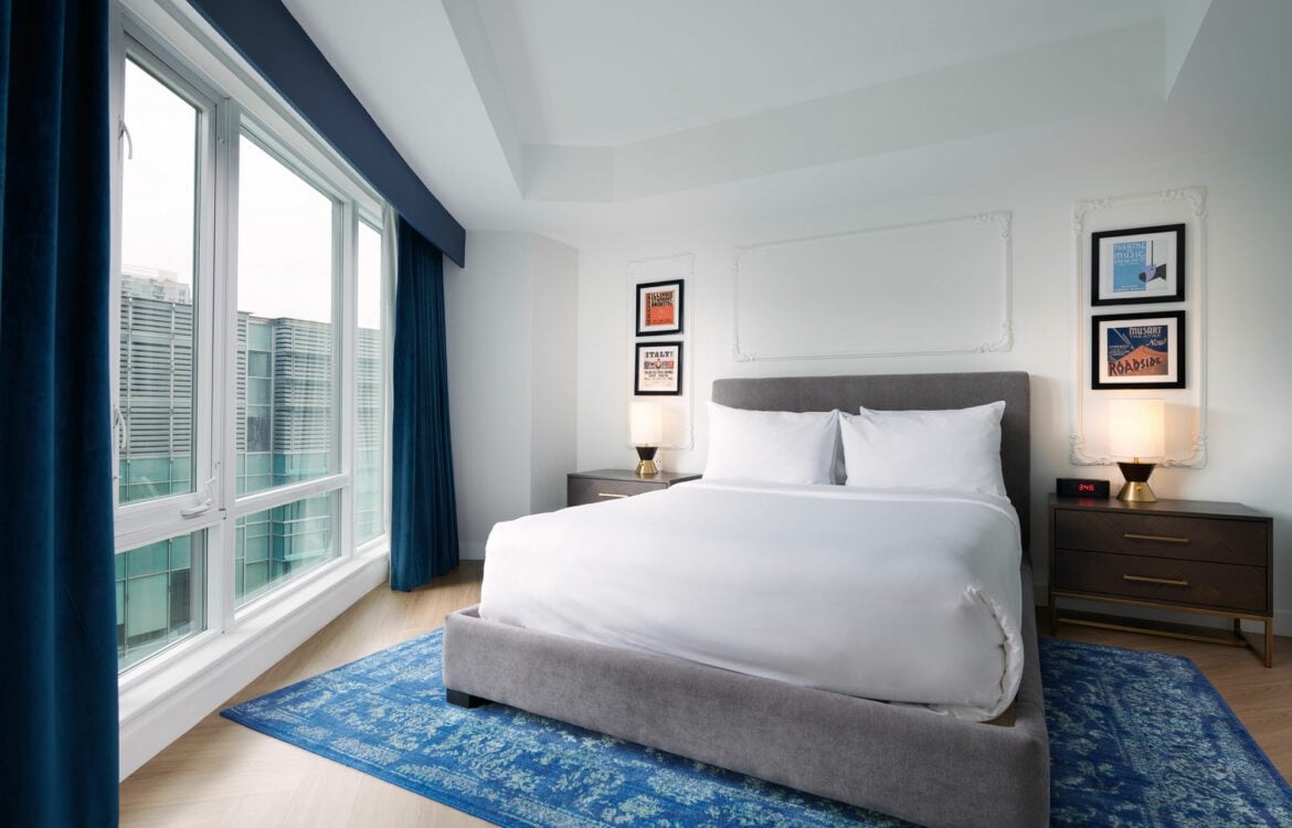 市中心豪华标准双人床套房的精致住宿体验