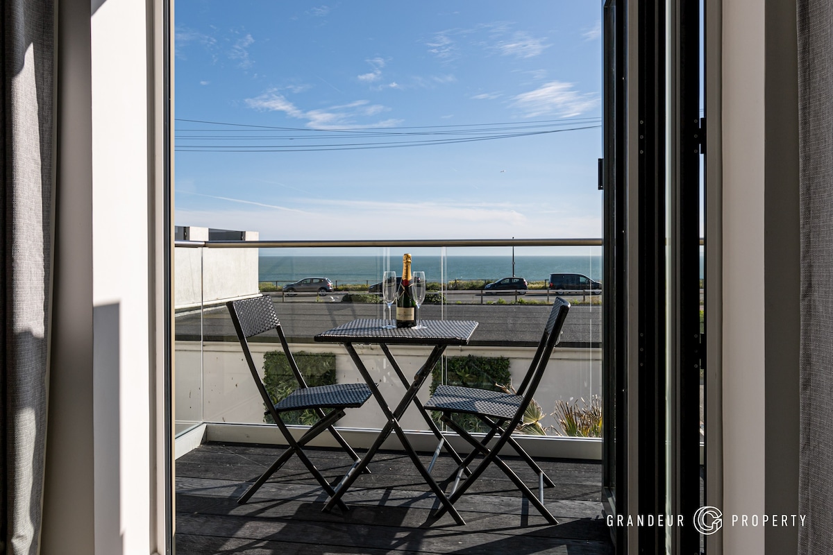 Lux Beachfront House. Balcony/Sea Views,  Parking