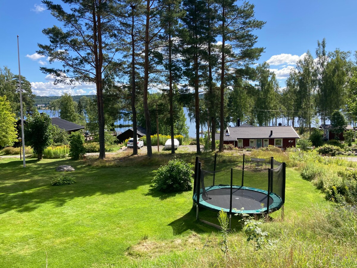 Cozy log house near lake in beautiful Bergslagen