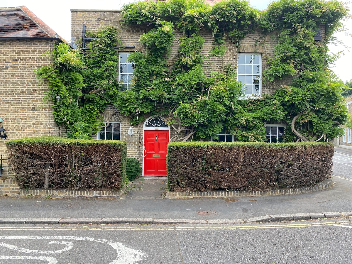 Corner Hall 1620 's Georgian联排别墅，位于Staines