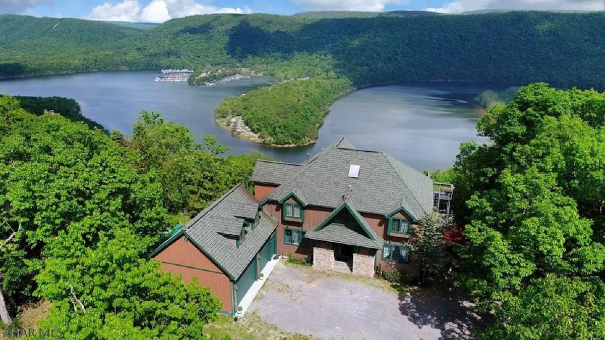 Mountain lake home-Stunning view! Hot tub/Fire pit