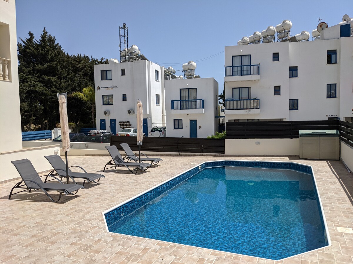 位于加藤帕福斯（ Kato Paphos ）的舒适公寓，可通往泳池塘