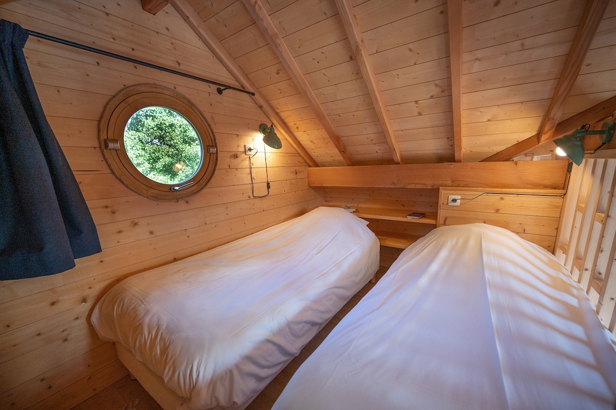 Cabane sur l'eau avec bain nordique