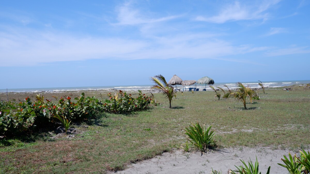 Cartagena Tambo y kiosko al frente de playa virgen