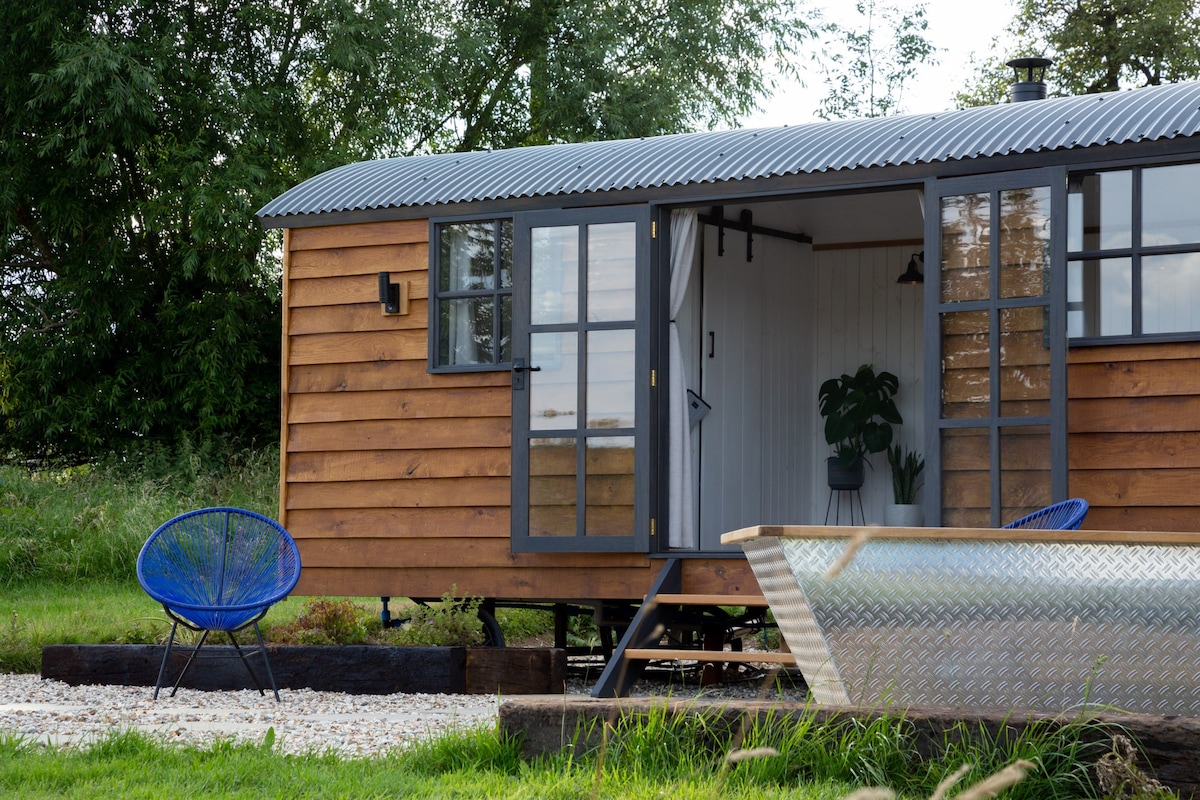 Oak Retreat – Shepherd Hut & Hot Tub, Cotswolds