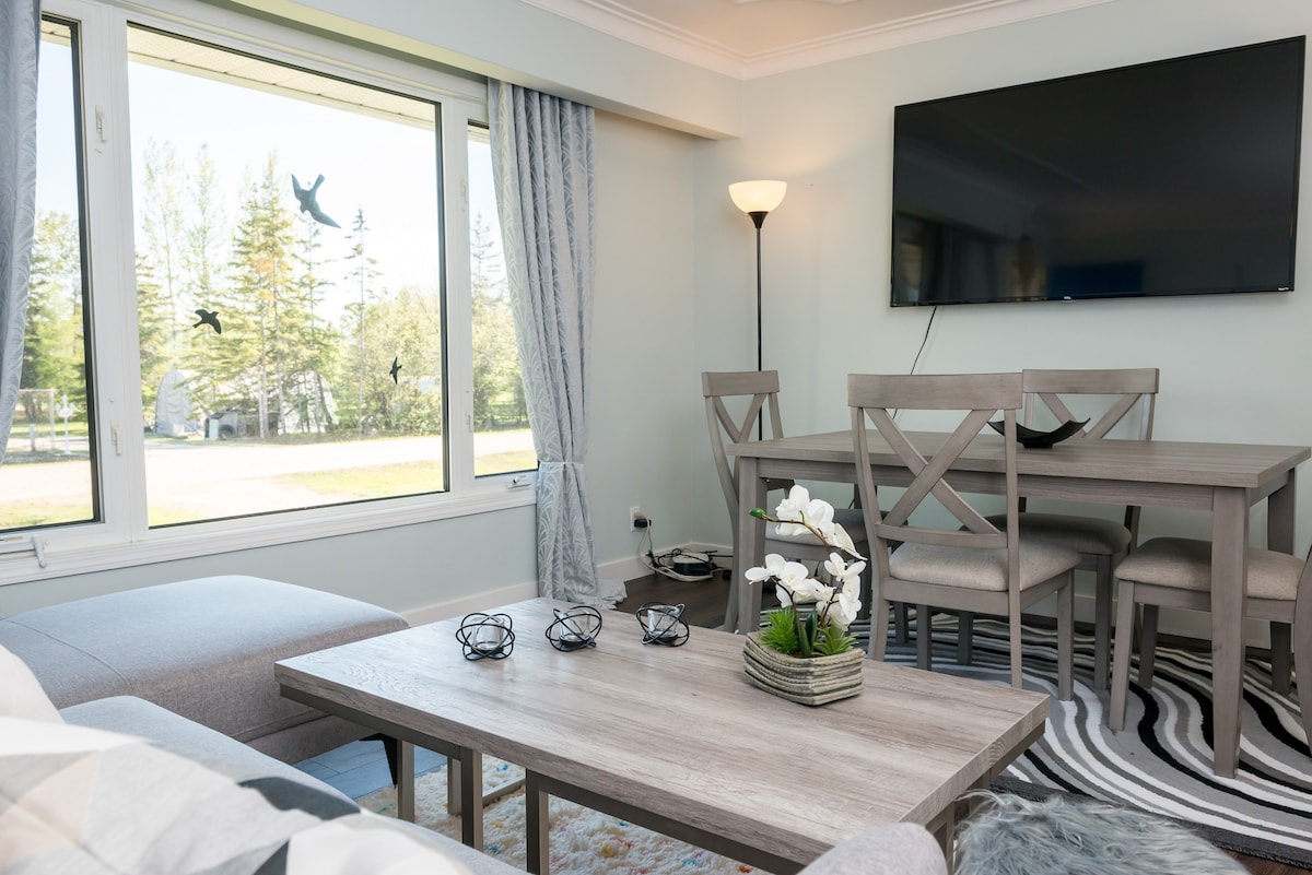 Elegant New Vacation Gimli Beachhouse