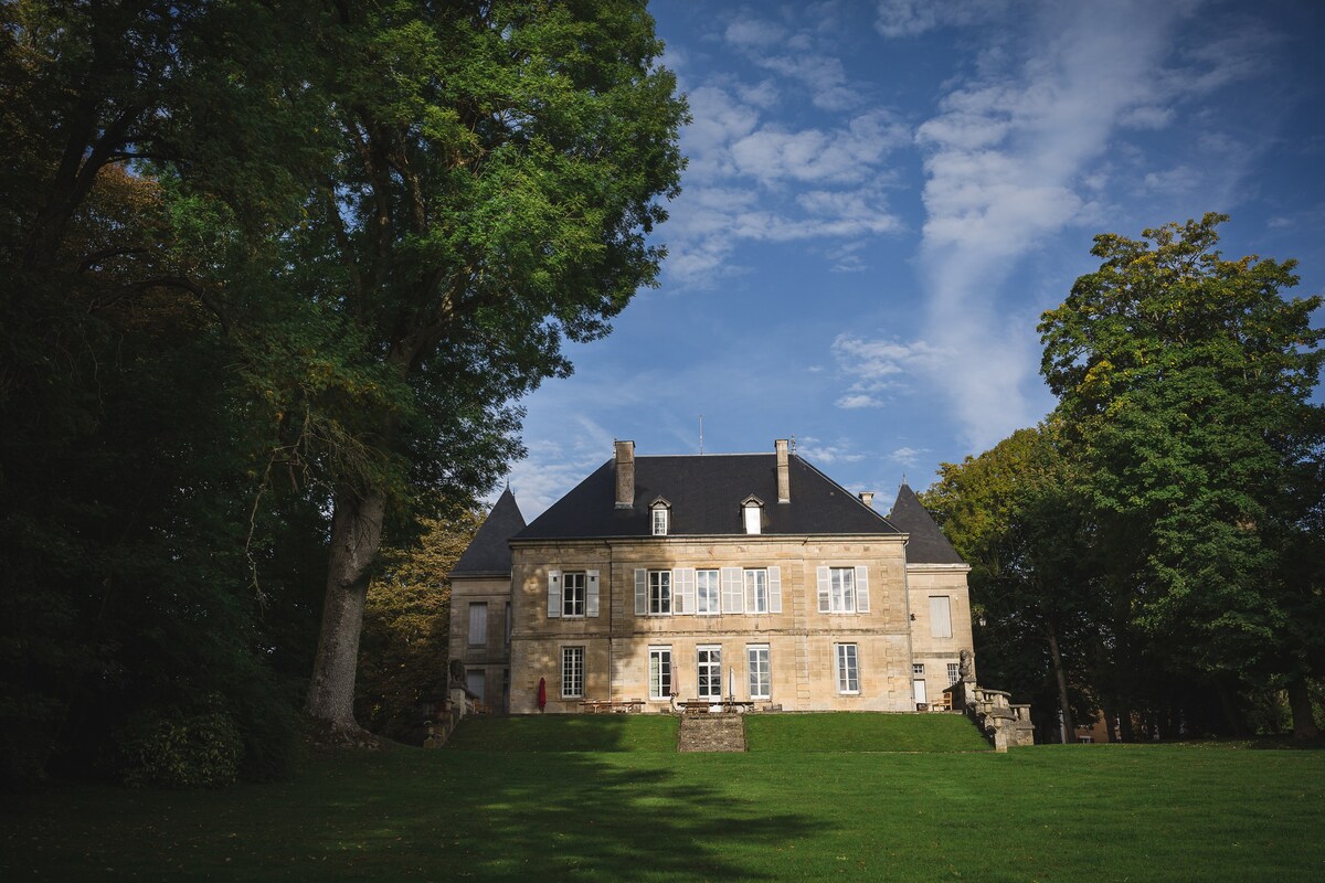 雷米山城堡（ Château du Mont Remy ） ，游泳池，游泳池，网球场，公园