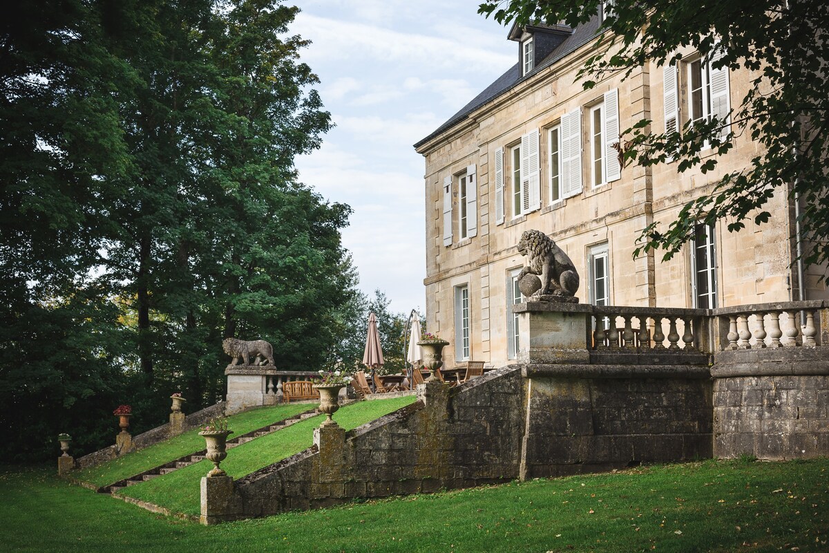 雷米山城堡（ Château du Mont Remy ） ，游泳池，游泳池，网球场，公园