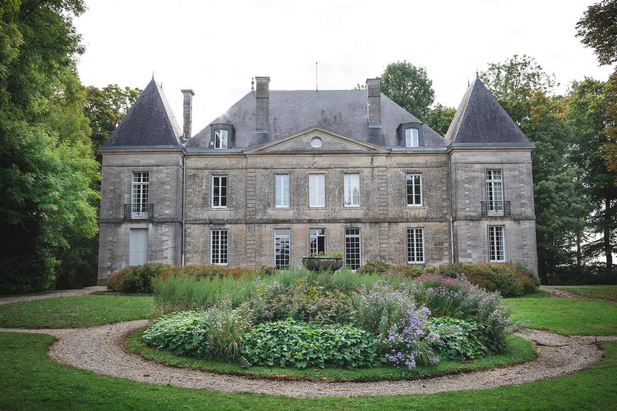 雷米山城堡（ Château du Mont Remy ） ，游泳池，游泳池，网球场，公园