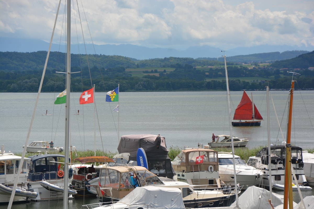 Leben im Hafen am idyllischen Murtensee