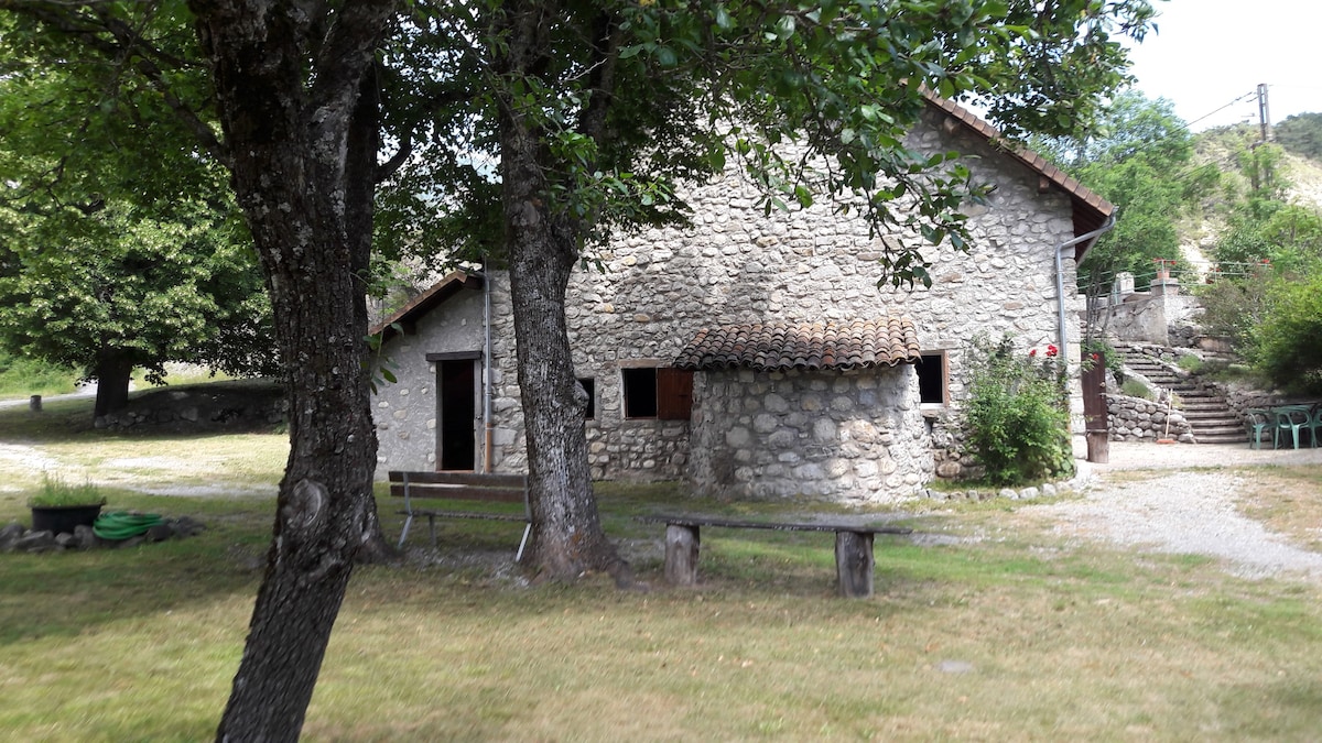 Moulin du pied de la Poua典型石头度假木屋