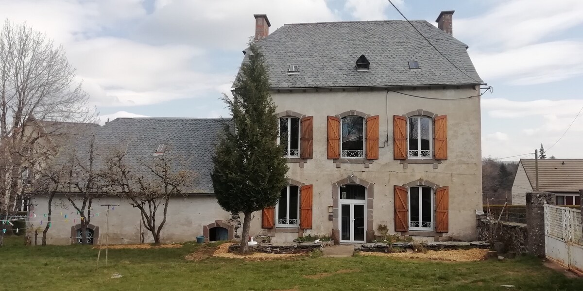 Grande maison lumineuse  au coeur du Cézallier